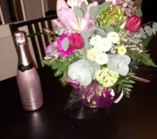 Bouteille de champagne et bouquet de fleurs offerts par notre constructeur