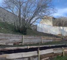 Vue de la serre montée et des bacs potager en bois de Recuperation (provisoire)