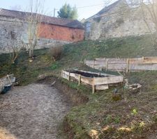 Vue du décaissement de la future aire qui sera engazonnée et des bacs potager en bois de Recuperation