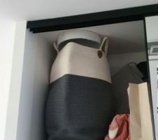 Panier &agrave; linge sous la chute &agrave; linge