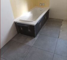 L'enduit, a été dégrade fortement par l'entreprise qui a posé la couvertine sur l'acrotère du tout plat.je ne comprends pas ce manque de soin et des mois plus tard ce n'est toujours pas réparé à 17 jrs ouvres de la reception