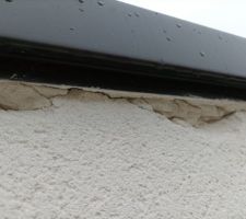 L'enduit, a été dégrade fortement par l'entreprise qui a posé la couvertine sur l'acrotère du tout plat.je ne comprends pas ce manque de soin et des mois plus tard ce n'est toujours pas réparé à 17 jrs ouvres de la reception