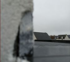 L'enduit, a été dégrade fortement par l'entreprise qui a posé la couvertine sur l'acrotère du tout plat.je ne comprends pas ce manque de soin et des mois plus tard ce n'est toujours pas réparé à 17 jrs ouvres de la reception