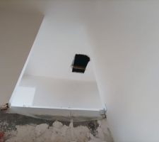 La trappe d'acc&egrave;s aux combles ayant &eacute;t&eacute; oubli&eacute;e,une ouverture a &eacute;t&eacute; faite pour projeter l'isolant.Depuis une trappe propre a &eacute;t&eacute; am&eacute;nag&eacute;e