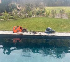 Petite frayeur hivernale avec une fuite décelée sur la piscine... Heureusement après resserrage des joints tout semble stable... 
Note : Et l'hivernage passif est bien moins stressant et bruyant!...