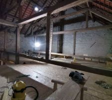 Nouveau plancher avec la vue des anciennes poutres qui soutenaient le demi-niveau (passage du tracteur)