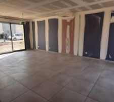 La pièce de vie semble plus grande une fois les carreaux posés