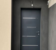 Porte d'entrée sans ses protections