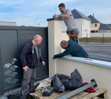 Le muret rentant doit s'adapter à la pente de la rampe du parking, Patrick nous conseille une bonne solution. On suivra son conseil.