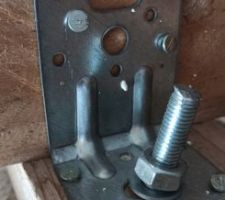 solive de charpente fixée avec des clous