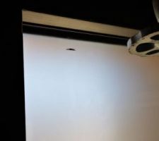 Coup sur la fenêtre des wc de l'étage, sûrement dû à la "rondelle" de l'échaffaudage