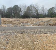 Le muret repr&eacute;sente le niveau final du goudron pour les places de parkings