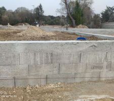 Le muret repr&eacute;sente le niveau final du goudron pour les places de parkings