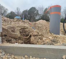 Le muret repr&eacute;sente le niveau final du goudron pour les places de parkings