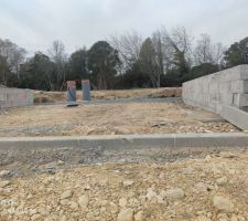 Le muret repr&eacute;sente le niveau final du goudron pour les places de parkings