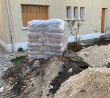 Les maçons ont le matériel mais amené avec la mini pelle en écrasant nombre de ferrailles