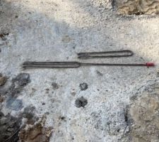 Les maçons ont le matériel mais amené avec la mini pelle en écrasant nombre de ferrailles