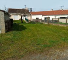 Terrain arrière de la maison avec la petite terrasse ( ancien balcon) et le garage extérieur