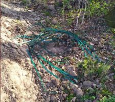 Petit coup de gueule : je vais appeler le conduc pour qu'il fasse passer le message aux artisans, que le terrain ce n'est pas une poubelle ! Si on commence comme ca ca va pas aller, j'irai voir le ma&ccedil;on aussi de mon cot&eacute;. 
En plus il a cach&eacute; les d&eacute;chets derriere la bute de terre du coup on la pas vu dessuite..