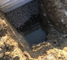 Fouilles : puisard connecté au drain sous fondations.