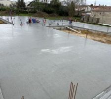 2 mars 2022 : dalle coulée... on dirait une patinoire !