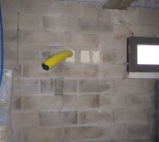 Maintien de la gaine GAZ et comblement des trous par de la mousse