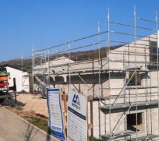 Fin de la pose de l'&eacute;chafaudage et arriv&eacute; des tuiles