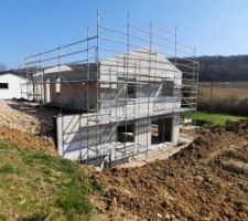 Suite de la pose de l'&eacute;chafaudage