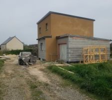 Enduit jaune de son nom: copacabana, fini.
Il ne reste plus que le gris, de son nom: Finistère