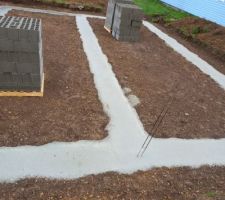 B&eacute;ton tranch&eacute;e vide sanitaire enfin arriv&eacute;e 10 jours apr&egrave;s le ferraillage.