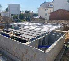 Création des fondations en cours...