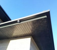 Lasure gris anthracite pour les dessous de toit