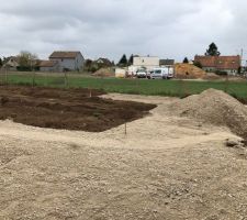 Apport calcaire et terre végétale qui structurent bien les extérieurs