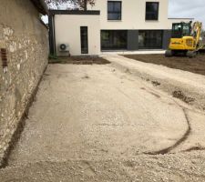 Apport calcaire et terre végétale qui structurent bien les extérieurs - futur terrain de pétanque à gauche et allée juste à côté