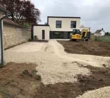 Apport calcaire et terre végétale qui structurent bien les extérieurs - futur terrain de pétanque à gauche et allée juste à côté