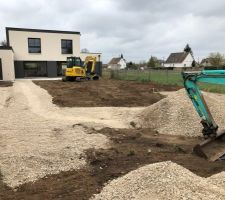 Apport calcaire et terre végétale qui structurent bien les extérieurs