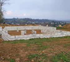 Vide sanitaire de 4 rangs montés. On a préférer faire un peu sortir la maison de terre pour éviter les eaux d'aller vers la maison