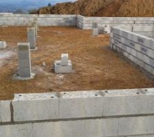 Vide sanitaire de 4 rangs montés. On a préférer faire un peu sortir la maison de terre pour éviter les eaux d'aller vers la maison