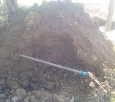 R&eacute;alisation de briques de terre crues avec la terre du puits