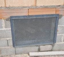 Grille d'accès au vide-sanitaire en place