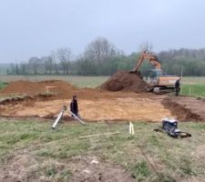 D&eacute;capage, seulement 10cm avant le dur. On le savait mais &ccedil;a fait bizarre &agrave; voir ! Au moins il n'y aura pas de terre &agrave; &eacute;vacuer. On croise les doigt pour &eacute;viter les gros rochers pendant le creusage des fouilles.