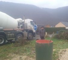 Le jour J, coulage de la grande dalle! 65m² 20 cm d?épais, 14m3 de béton, 2 toupies!
Quelle galère, sous la pluie et la neige fondue merci à Ludo pour le coup de main!