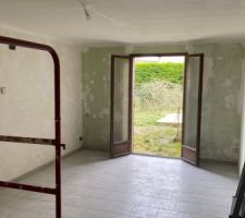 On commence à boucher les trous dans le salon/ Salle à manger