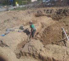 Ajustement des fouilles:  Claire se dit qu'effectivement,il vaut mieux perdre un peu de temps a lire les plans et a mesurer plut&ocirc;t que de creuser...