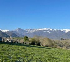 Sommets pyrénéens enneigés