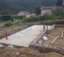 Nous venons de couler la dalle à la bétonnière. Merci a nos adorables voisins pour  le prêt de leur betonniere de compet ' (350 l)