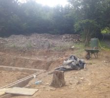 Mise en place de 2 rangs de blocs a bancher  sur les semelles.