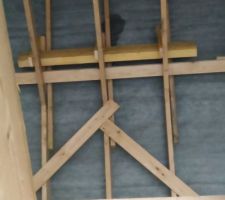 Une planche de bois en remplacement de celle abimé sur la partie garage