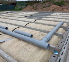 Plomberie vie de sanitaire...apriori demain apr&egrave;s midi coulage b&eacute;ton.
M indique qu il fera deux a&eacute;rations par pignon, lui demande une position d a&eacute;ration par rapport &agrave; ma terrasse