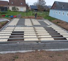 Plomberie vie de sanitaire...apriori demain apr&egrave;s midi coulage b&eacute;ton.
M indique qu il fera deux a&eacute;rations par pignon, lui demande une position d a&eacute;ration par rapport &agrave; ma terrasse